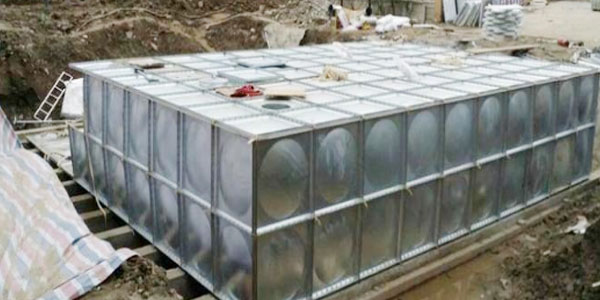 專業生産不鏽鋼水箱設備
